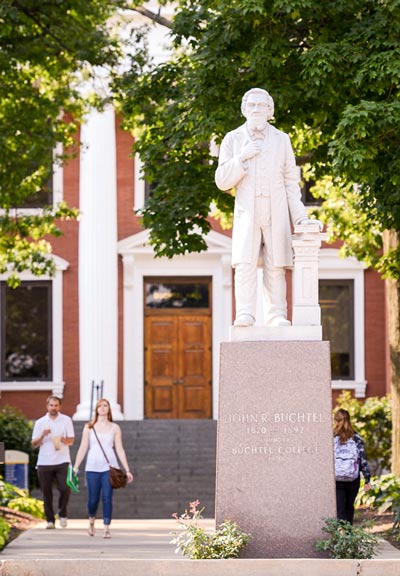 大学雕像创始人约翰·布赫特尔（John Buchtel）站在布赫特尔大厅（Buchtel Hall）