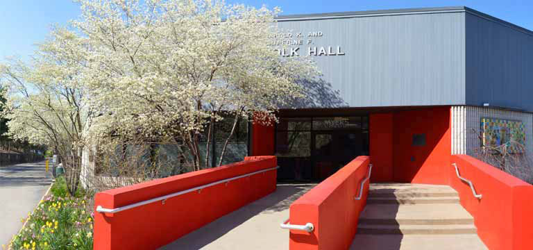 迈尔斯艺术学院被安置在UA的校园里的民间大厅