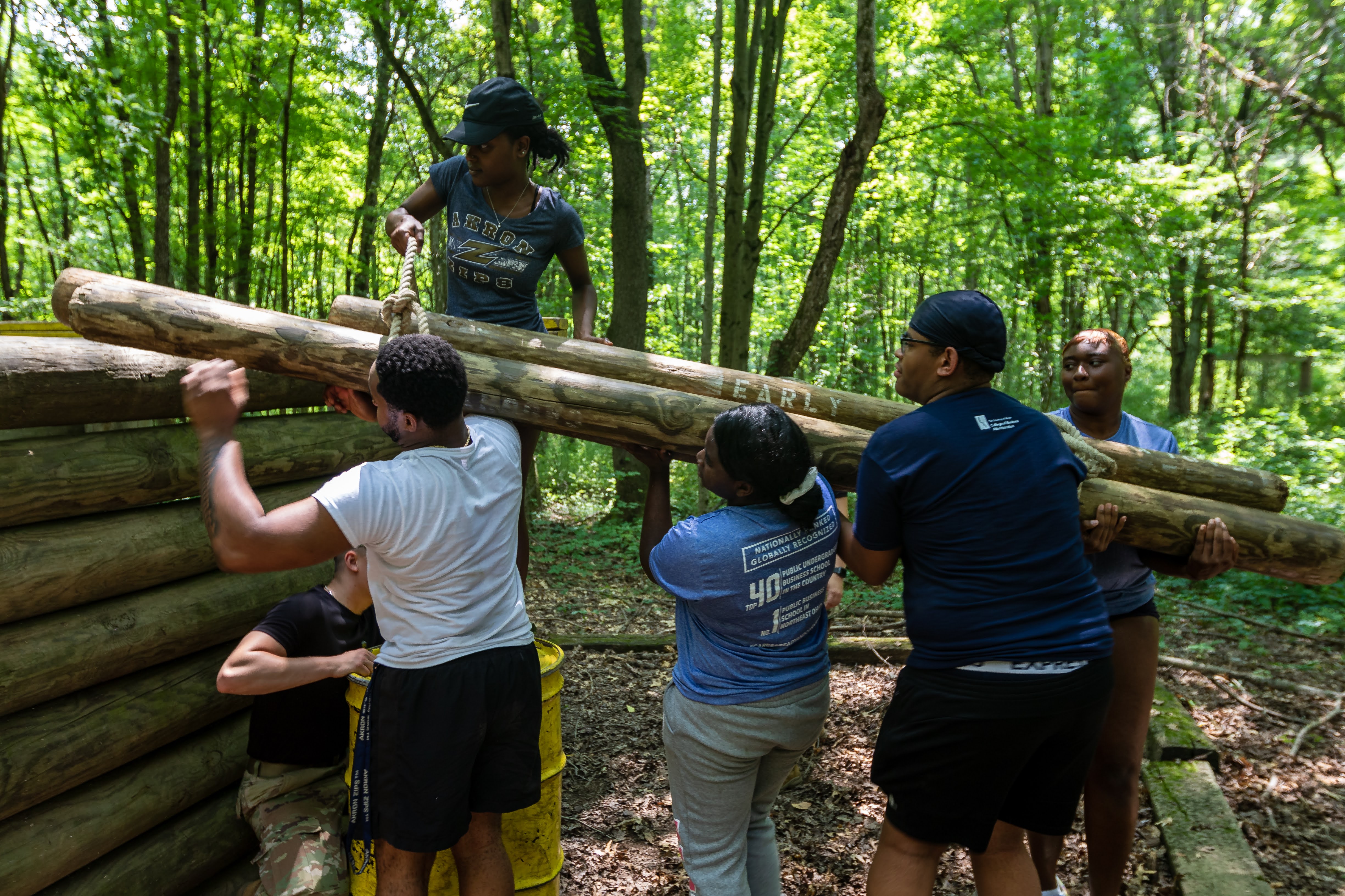 COB夏季领导学院的学生携带木材原木