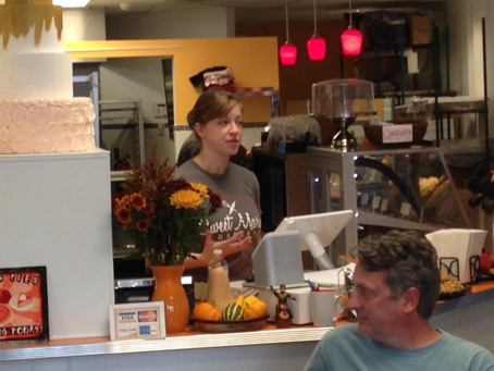 Mary Hospodarsky, Sweet Mary 's Bakery的老板，在她位于阿克伦市中心的餐厅与学生和社区成员交谈(图中为东阿克伦社区发展公司的Kyle Julien)。