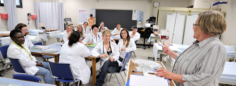 学生在护理课上录取了UA的研究生院