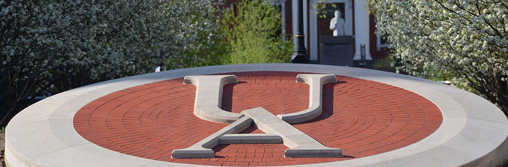 阿克伦大学校园中心的砖砌字母UAbetway苹果
