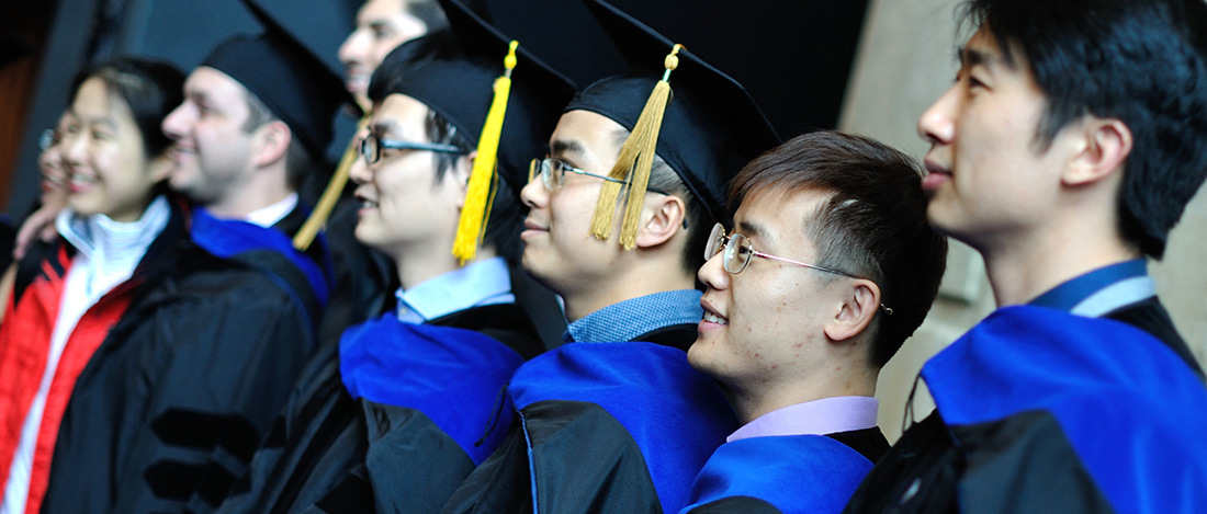 阿克伦大学的国际学生在毕业典礼上betway苹果
