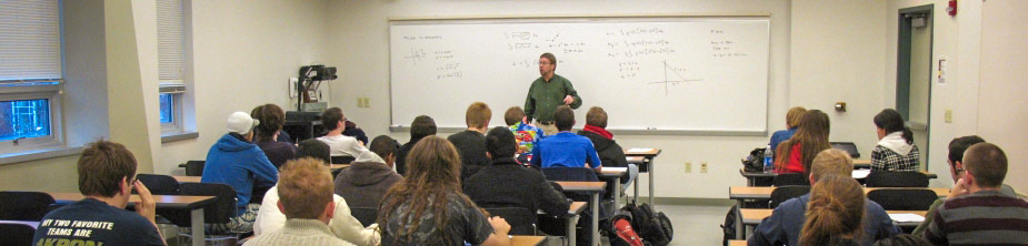 数学教授在阿克伦大学领导一堂课betway苹果