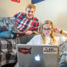 两名学生在阿克伦的一个住宅馆学习