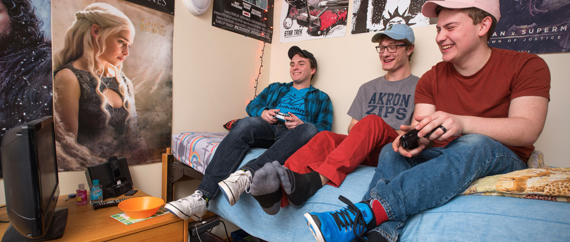 三个学生在UA大学宿舍里玩电子游戏