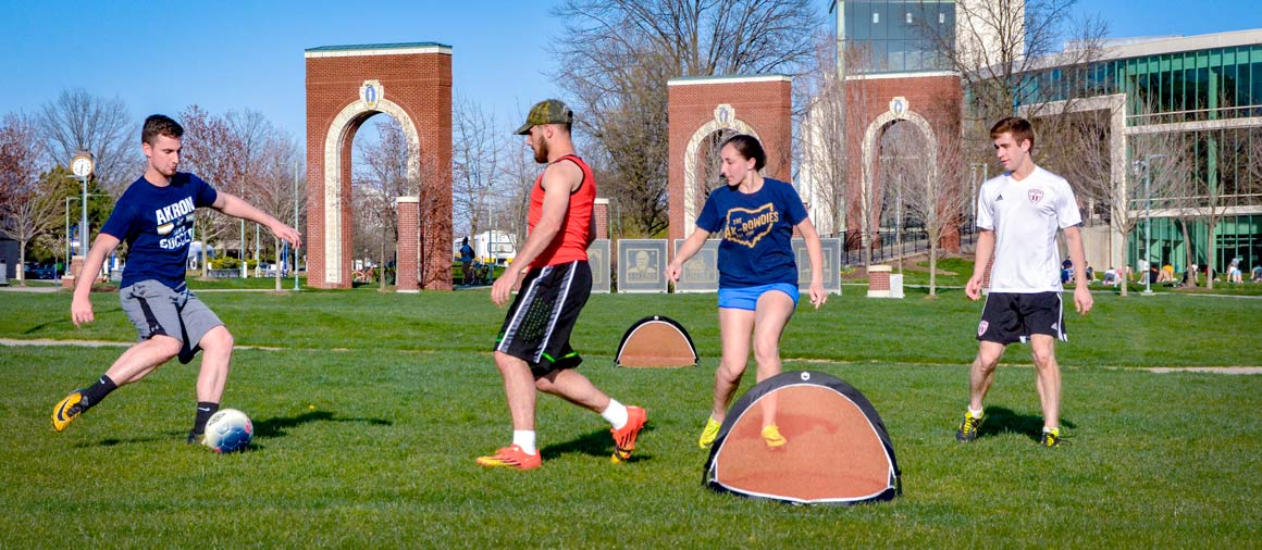 学生在UA校园的一个公共区域踢足球。