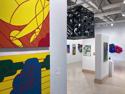迈尔斯艺术学院的画廊展出本科生的作品。