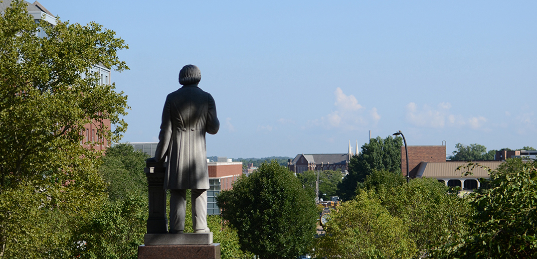 Buchtel雕像阿克伦大学的校园和betway苹果工程学院。
