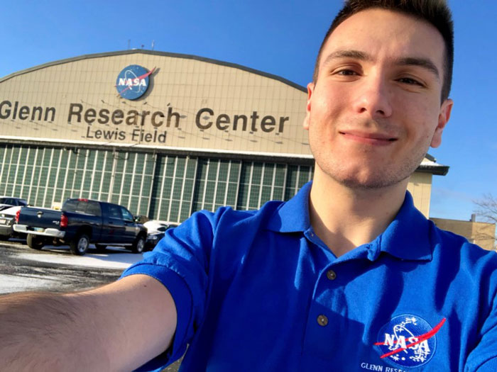 美国宇航局格伦研究中心外的一名学生