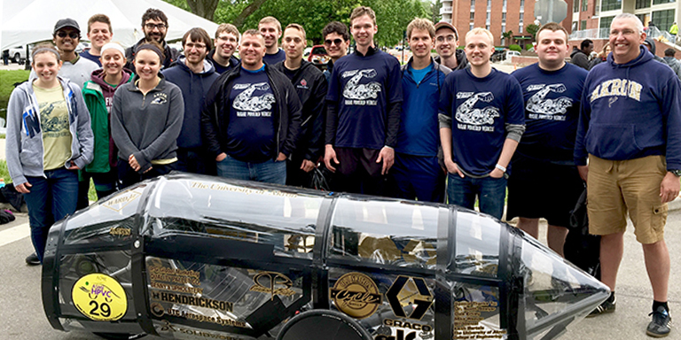 索耶教授和他们在阿克伦大学创建的人类动力汽车的机械工程专业学生betway苹果