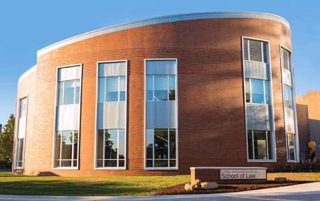 阿克伦大学法学院的新建筑有一个高科技法庭betway苹果。