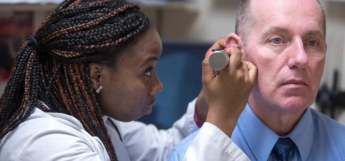 语言病理学和听力学专业的毕业生与病人一起工作。