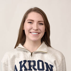 一名女学生穿着Akron拉链运动衫